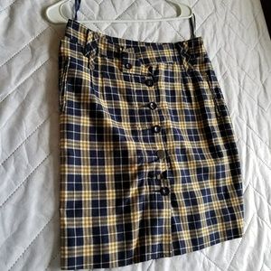 A plad skirt knee length.